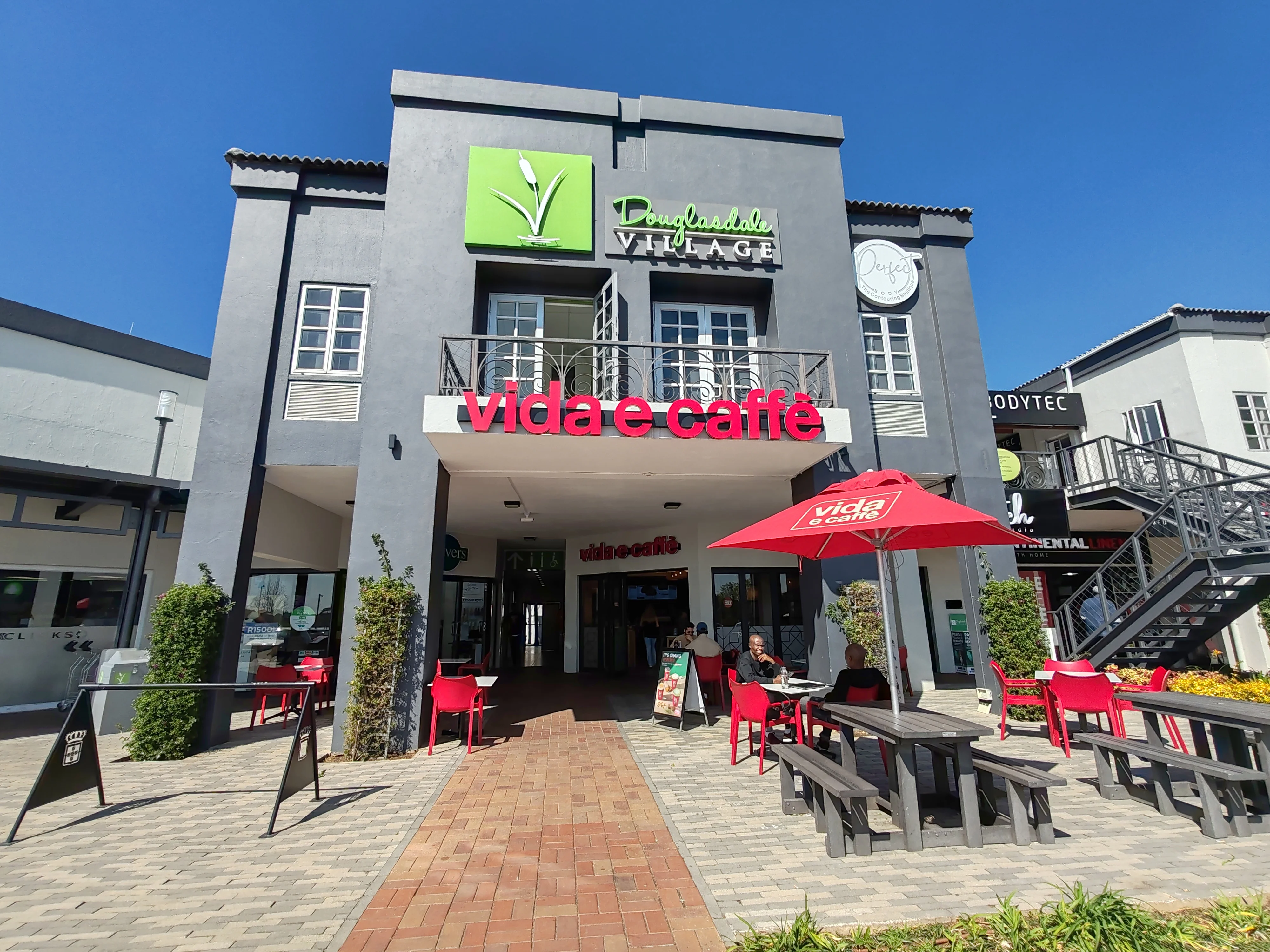 Vida E Douglasdale 